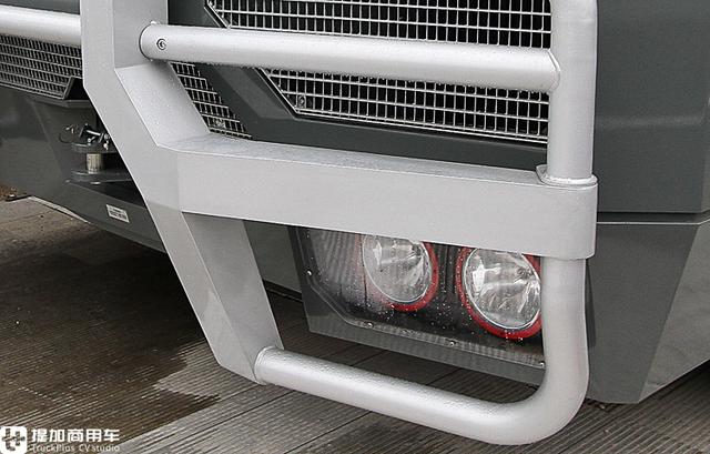 这还是卡车吗？1150马力外观如火车头，尼古拉斯大件牵引车实拍