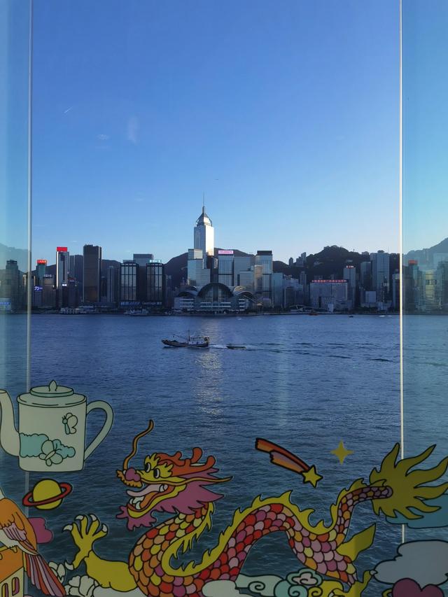去香港藝術館，居然可以坐在藝術品上看海、看雲、看船？