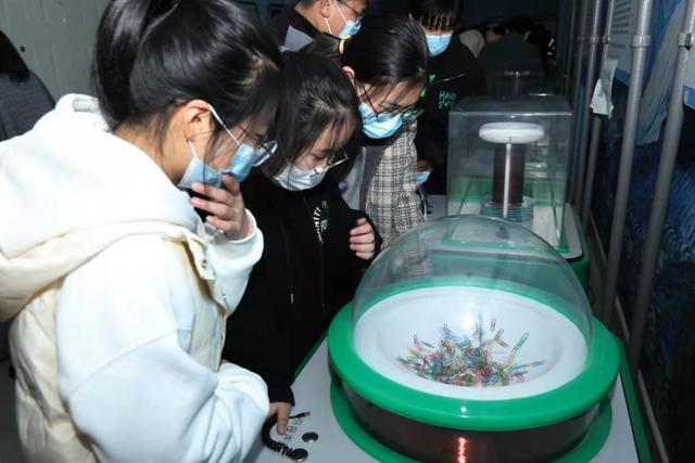 会跳舞的回形针（会跳舞的回形针视频）