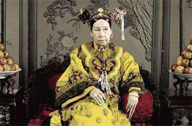 溥仪晚年住在什么地方，去世时家里还有多少钱？