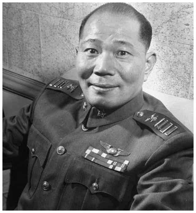空军经费亏空八千万，蒋介石怒令彻查，空军长官小声说还是别查了