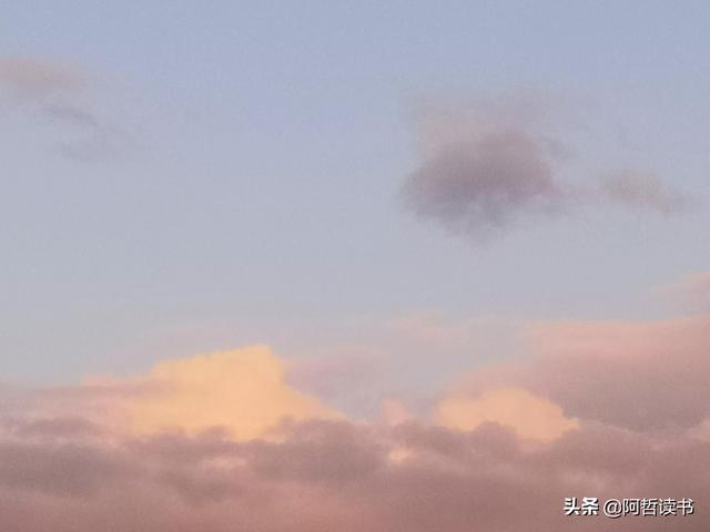 傍晚的天空，今日大不同，西边飘阴云，东边飞彩霞