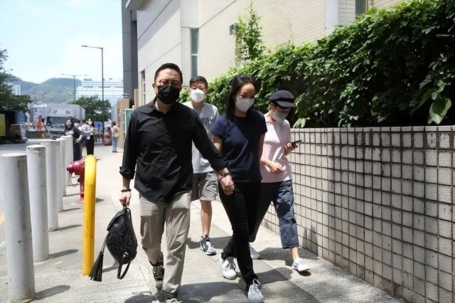 一个月内送走两位至亲，王馨平难过到欲哭无泪，个人状态很不理想
