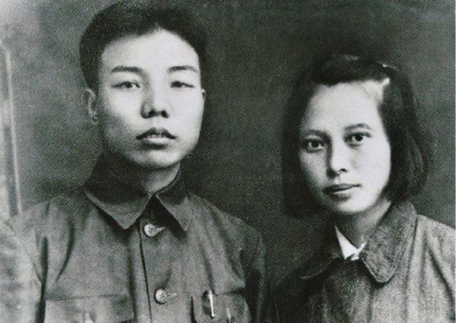38年毛主席偶遇王新兰，开玩笑说：当心你的肖华被别的姑娘抢走了