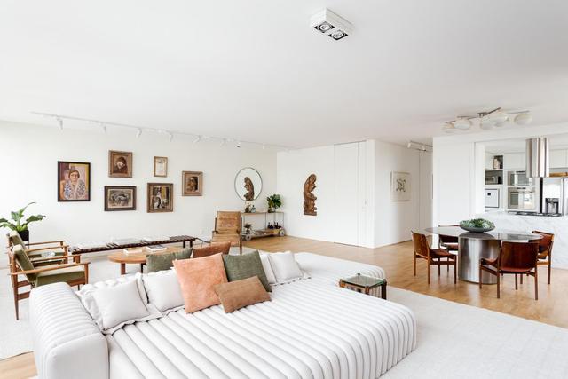 76金属条用简单的金属条粉饰天花板,不论是金色仍是黑色,最初呈现的