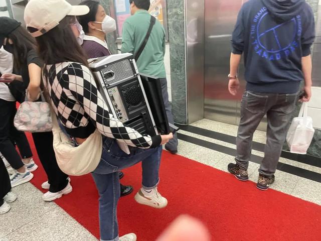 深圳报复性复工：地铁挤成演唱会现场，扛主机的打工人重现江湖