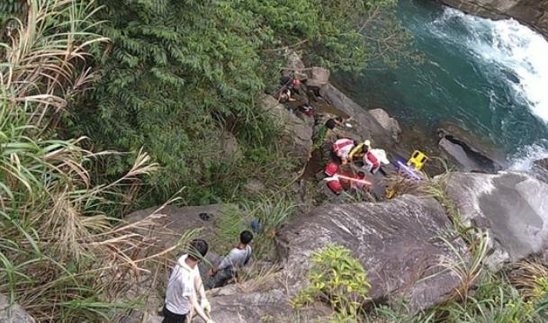 摄影师黄柏雄救助理双双坠亡，剧组全面停工，死亡细节曝光引众怒