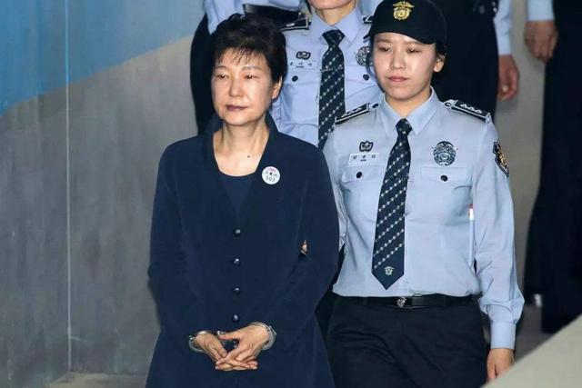 朴槿惠今日返乡：数千支持者在老家别墅旁夹道欢迎；尹锡悦或邀请她出席总统就职仪式
