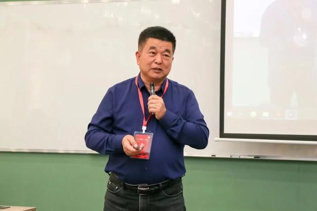 詹大年/ 坐在“大先生”的屏幕背景下，我浑身发凉