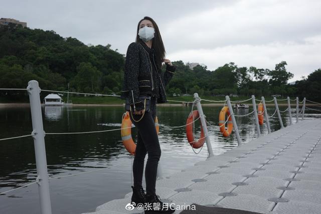 林峯一家三口出游，牵女儿小手小心呵护，与张馨月坐游船登对养眼