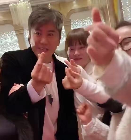 52岁毛宁商演捞金，搂富婆深情对唱，互动卖力被质疑整容