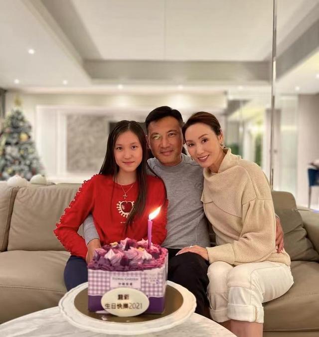 港姐郭可盈庆祝林文龙生日，寿星被妻子和女儿亲吻。54岁的她看起来仍然像个强壮的小伙子。
(图3)
