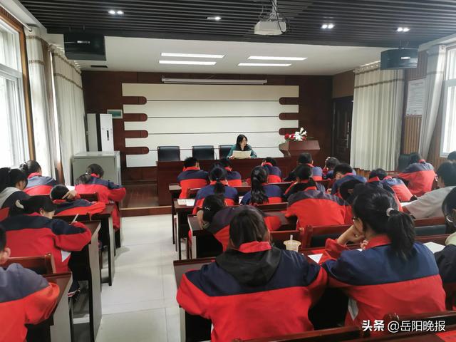岳阳楼区学院路中学开展心理教育专题讲座活动