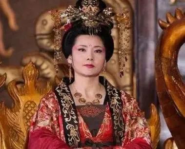 她是中国第一位女皇帝，比武则天早，巧合的还是愚人节那天继位
