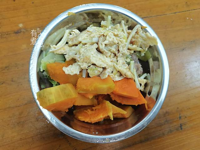 幼儿园老师晒孩子午餐照，家长群沸腾了：这伙食太差了吧，退钱