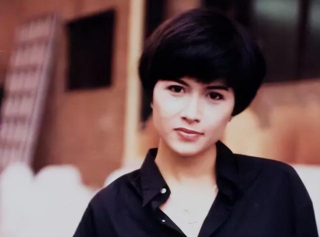在1990年tvb剧集《我本善良》中,邵美琪饰演的记者石伊明个性独立