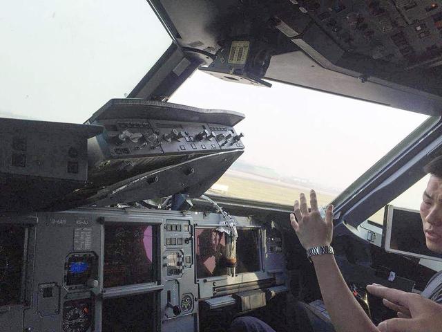 美国波音757挡风玻璃又破裂，飞机万米高空迫降，为何多次发生？
