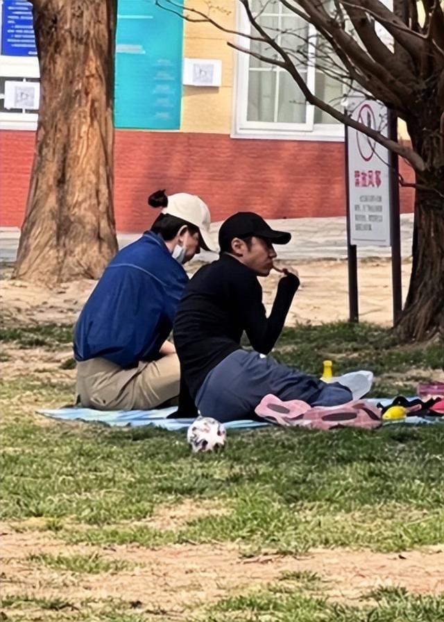 撒贝宁一家四口公园野餐，李白腿长到老公腰部，小腹微凸疑再怀孕