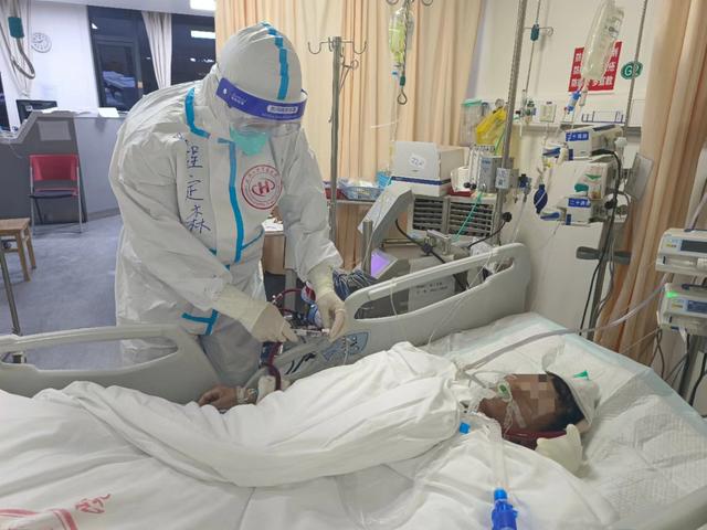 26岁上海新冠患者呼吸困难 援沪“重症先锋团”使用ECMO为他续命