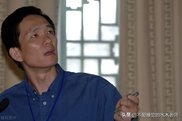 北大教授当下最大的特点就是，总是在不熟悉的领域里不懂装懂