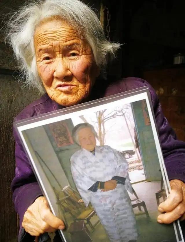 陕西89岁老人不肯上户口，临终前拿出一张身世照片，道出心酸往事