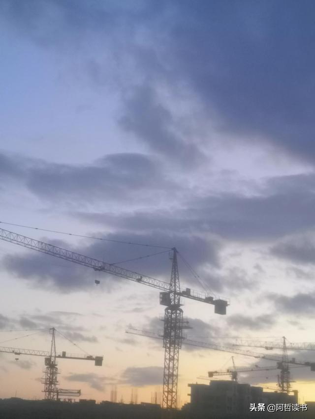 傍晚的天空，今日大不同，西边飘阴云，东边飞彩霞