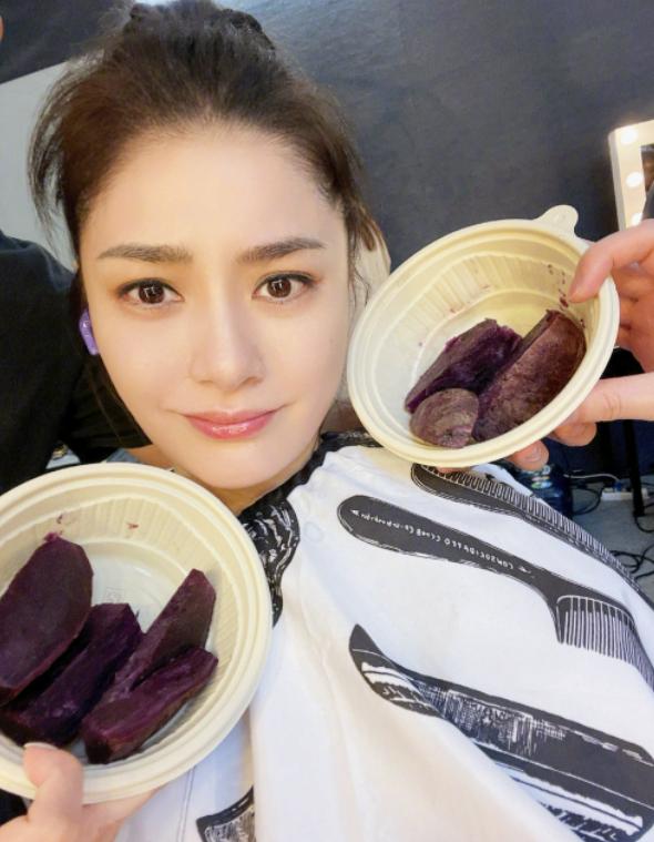 40岁的阿娇晒“美食”，每天只吃7个紫薯减肥。噘嘴真可爱。
