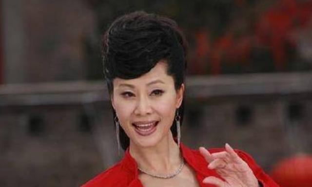 57岁于文华雪里又唱又跳，歌声甜美似少女，红棉袄花裤子超可爱
