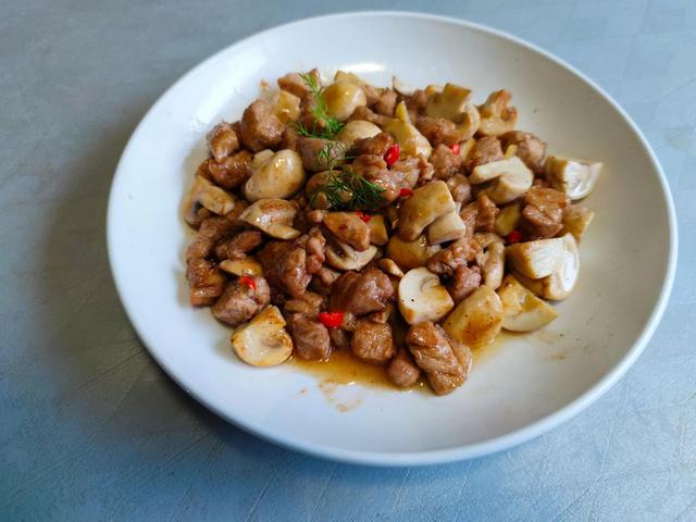 人过中年以后，建议常吃这4种食物，腿脚有劲易消化，别不懂吃