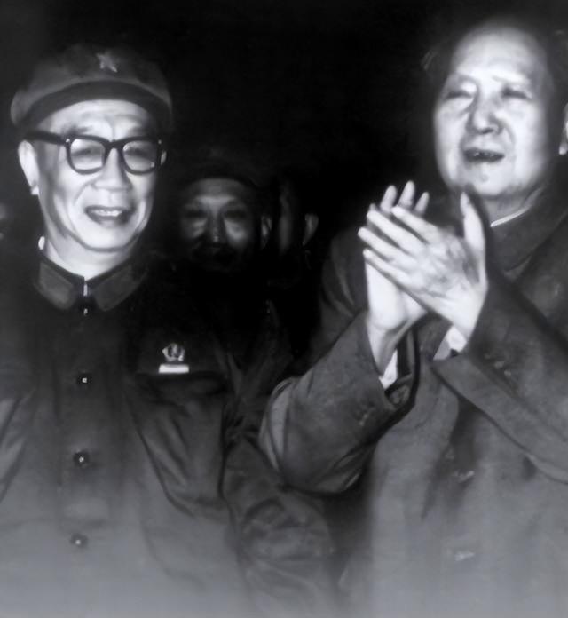 68年陈士榘边鼓掌边后退，毛主席看后拽着他向前，说：到我身边来