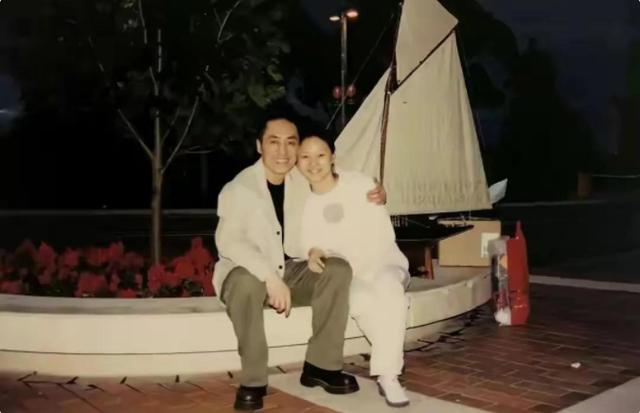 张艺谋岳母：比女婿小11岁无代沟，陪女儿走过“地下”10年无遗憾