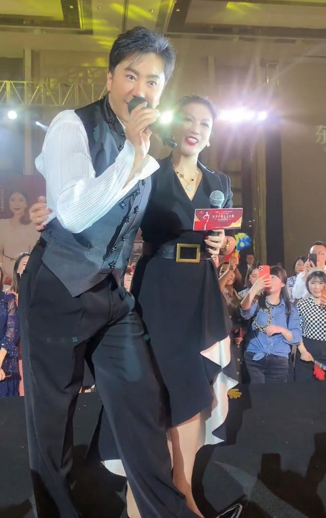 52岁毛宁商演捞金，搂富婆深情对唱，互动卖力被质疑整容