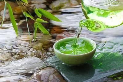 一壶清茶许流年，半卷诗书慰平生