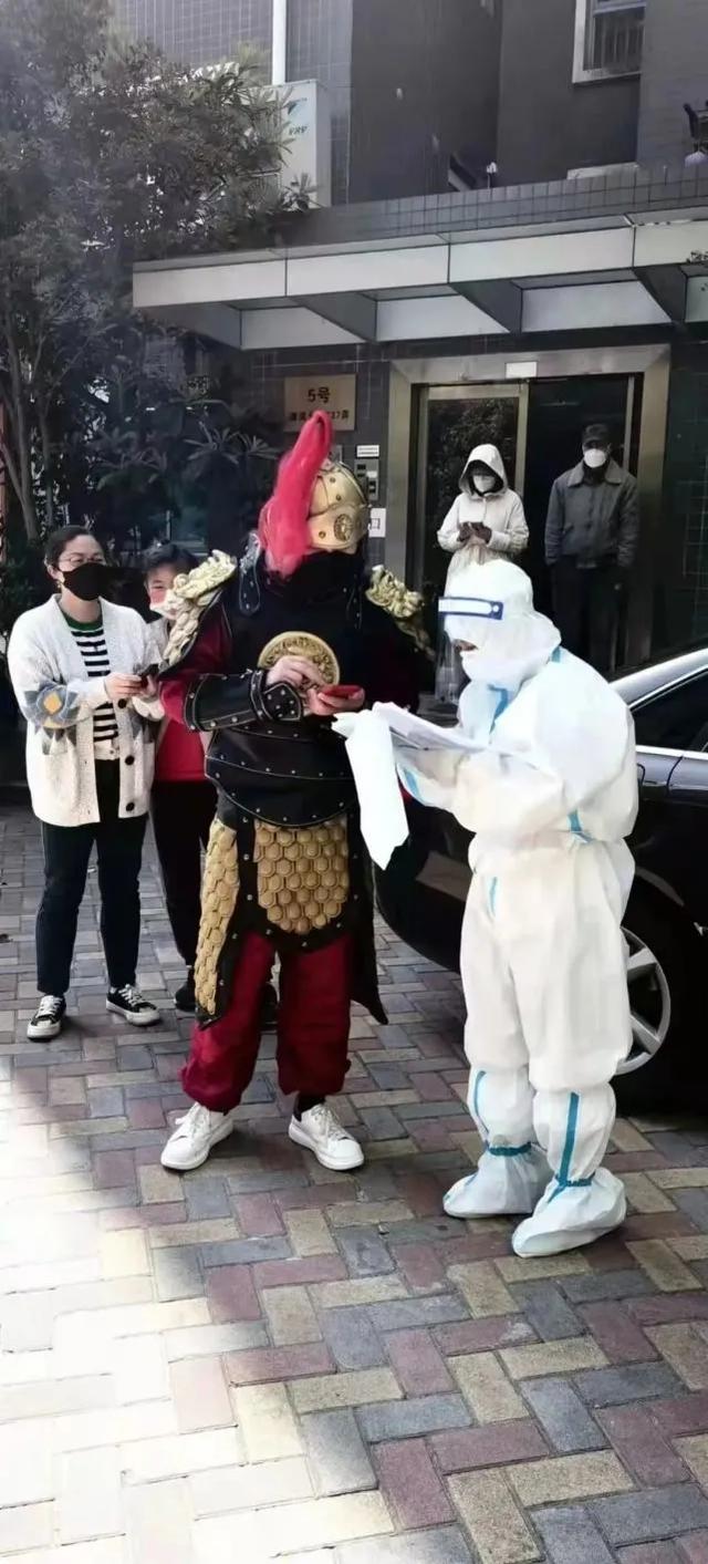 上海人做核酸，堪称时装秀