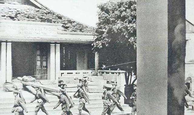 一等功英雄离婚风波，意外牵扯12个家庭，法庭现场妻子泪如雨下