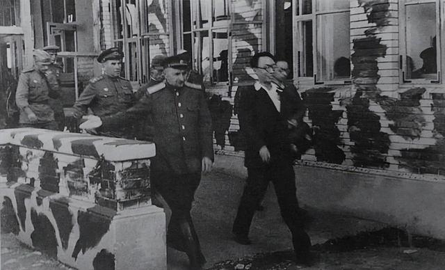 苏联红军大败关东军，溥仪欲携两箱珍宝逃跑，被苏军士兵抓个正着