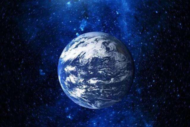 地球一直漂浮在太空中，为何其重达60万亿亿吨，却不会向下坠落？