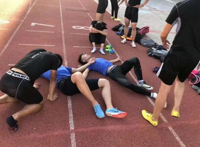 体育生体考前10天跟腱断裂，深夜痛哭惹人心疼，多年努力付之一炬