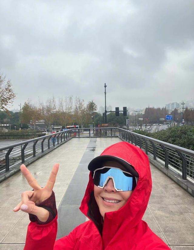众多明星在上海做核酸！刘嘉玲穿6千卫衣堪比走秀，彭于晏被围观