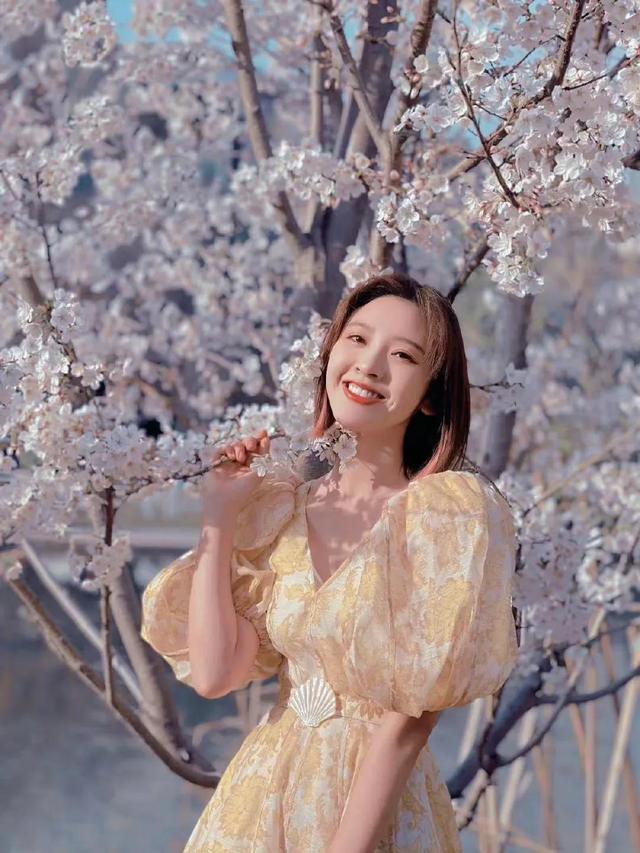 唐艺昕身穿鹅黄色连衣裙笑意盈盈，春日户外随拍真的美到心坎里了