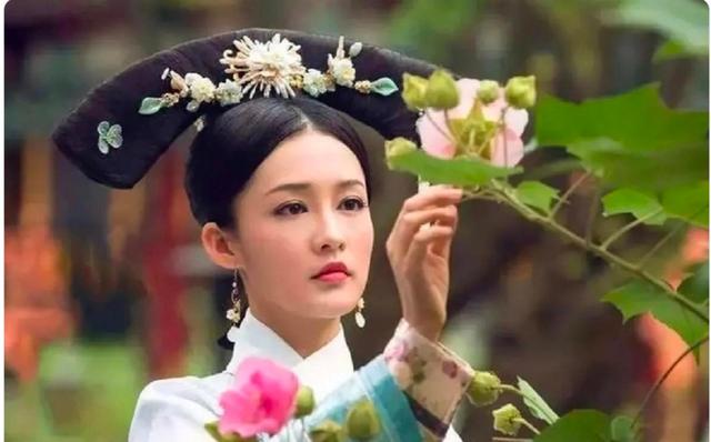 乾隆晚年时嘉庆进献一13岁少女，乾隆笑而纳之，半年后她便守寡了