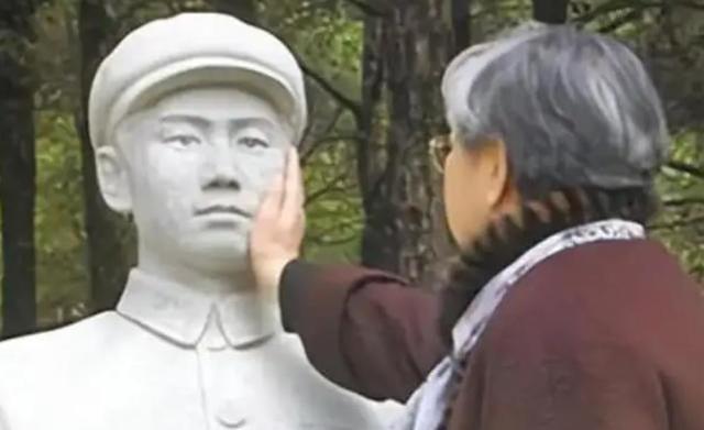 刘思齐改嫁何人？毛主席拿出三百元贺喜，还说以后常来看看我