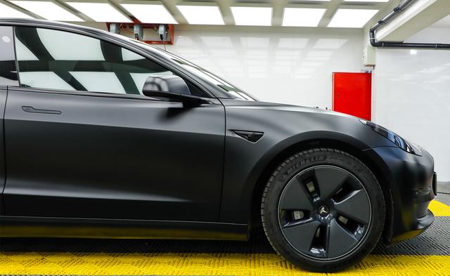 特斯拉选黑色车漆