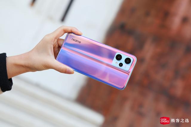 realme 真我 V25 上手：带来「光致变色」后盖，千元档新选择-第1张图片-9158手机教程网