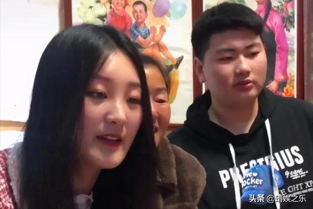 朱小伟陈萌现身商场，2人穿情侣装甜蜜依偎，女方一脸憨笑太幸福