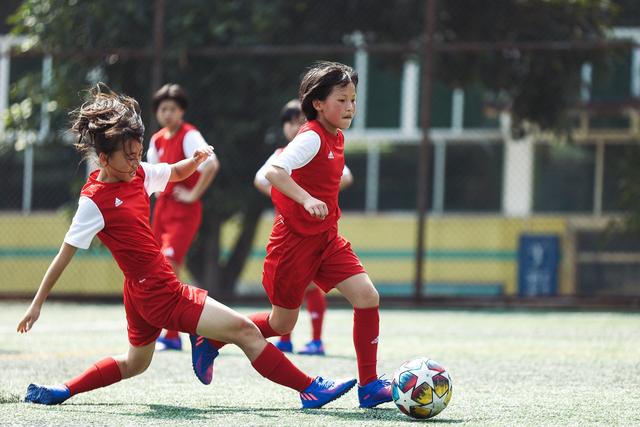 阿迪达斯足球助力元宝小学女子足球队走出大山 勇敢逐梦 新闻时间