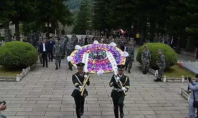 老山副连长战前恋爱，遭降级处分，25岁战场牺牲前大喊：我走了