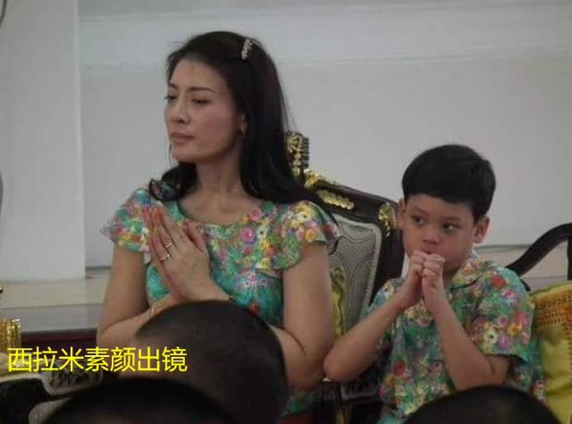 西拉米素颜五官清秀，披肩散发搭配碎花裙，少女感十足富有亲和力