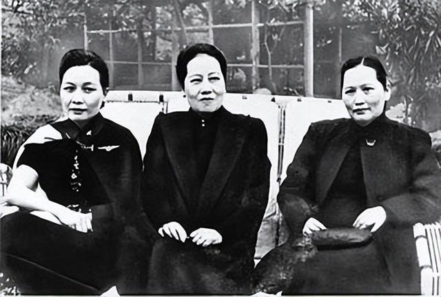 81年宋庆龄去世，保险柜里发现两封32年前的信，来自毛泽东周恩来