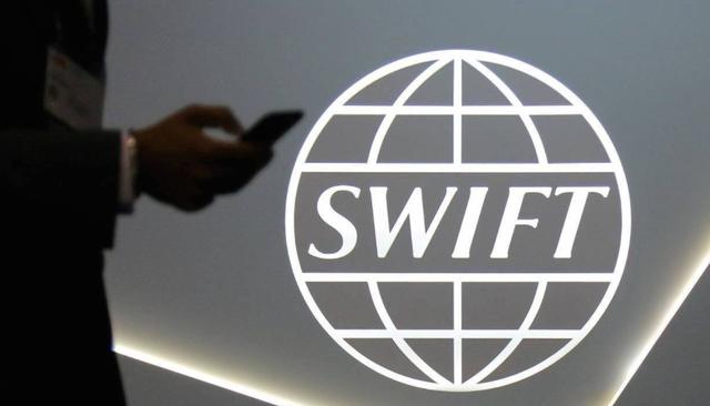 拜登自掘坟墓？西方将俄罗斯踢出SWIFT，美媒：美元霸权就此终结